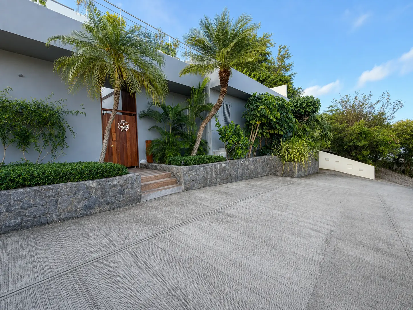 Arrival courtyard and private parking at the villa entrance